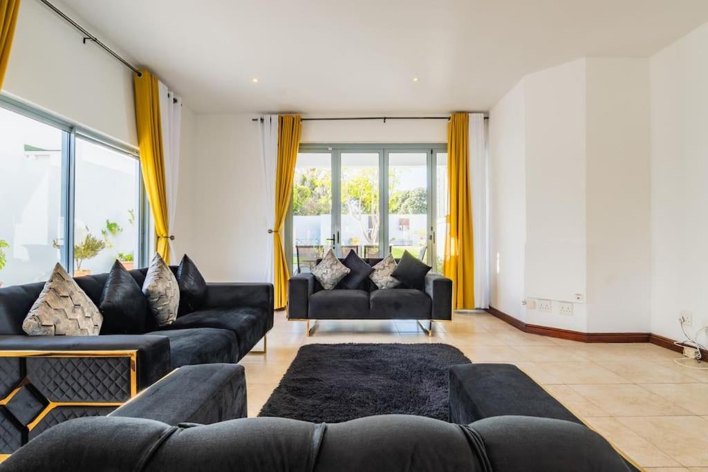 Near Pool Mountain Views On Canal Appartement *