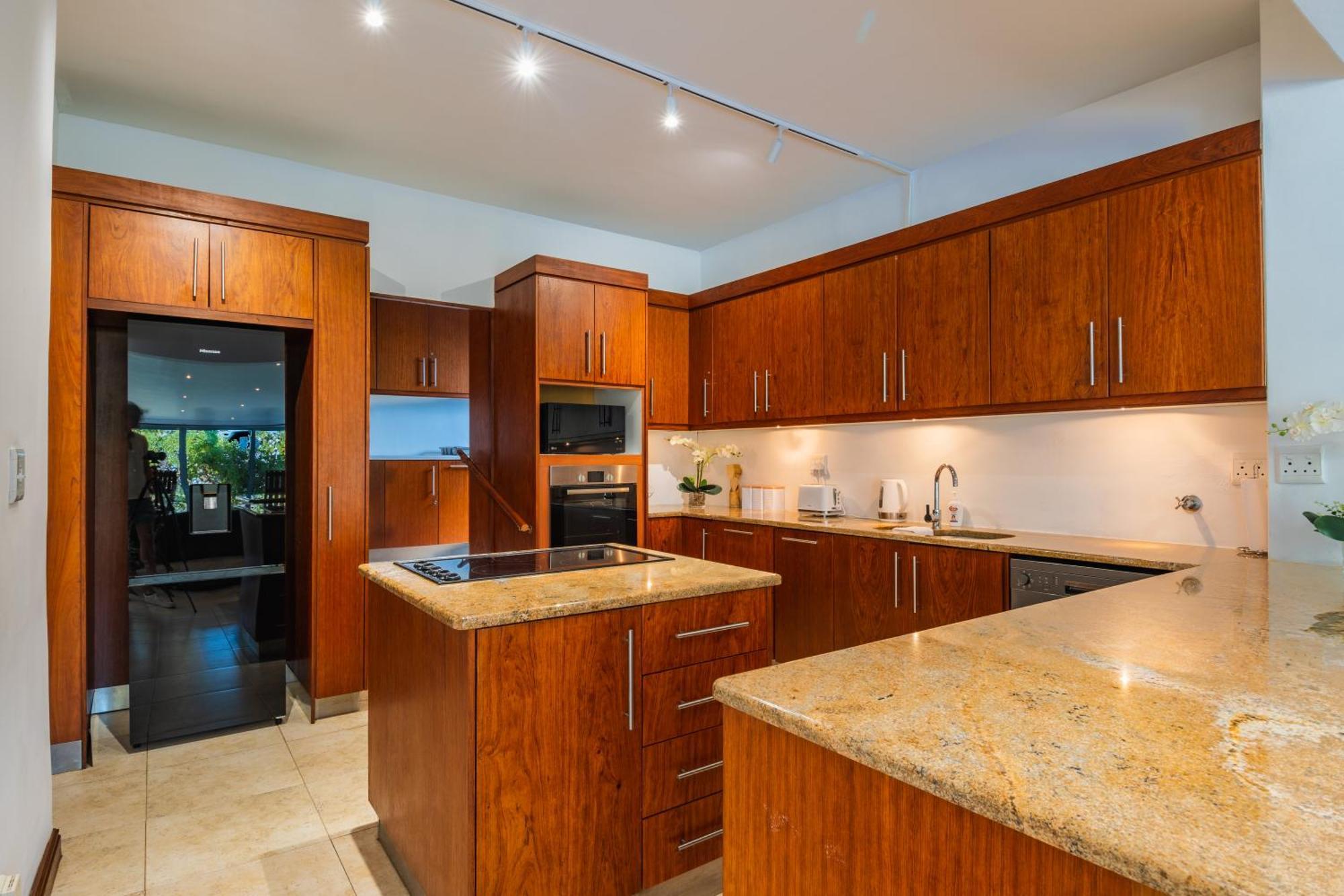 Near Pool Mountain Views On Canal Appartement Kaapstad
