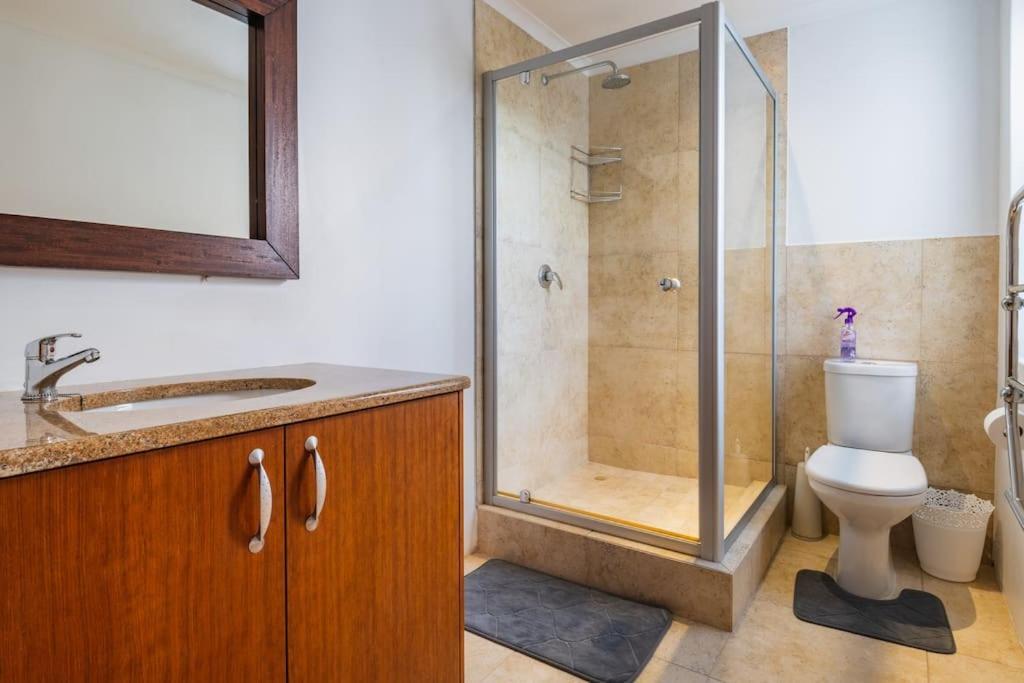 Near Pool Mountain Views On Canal Appartement Kaapstad