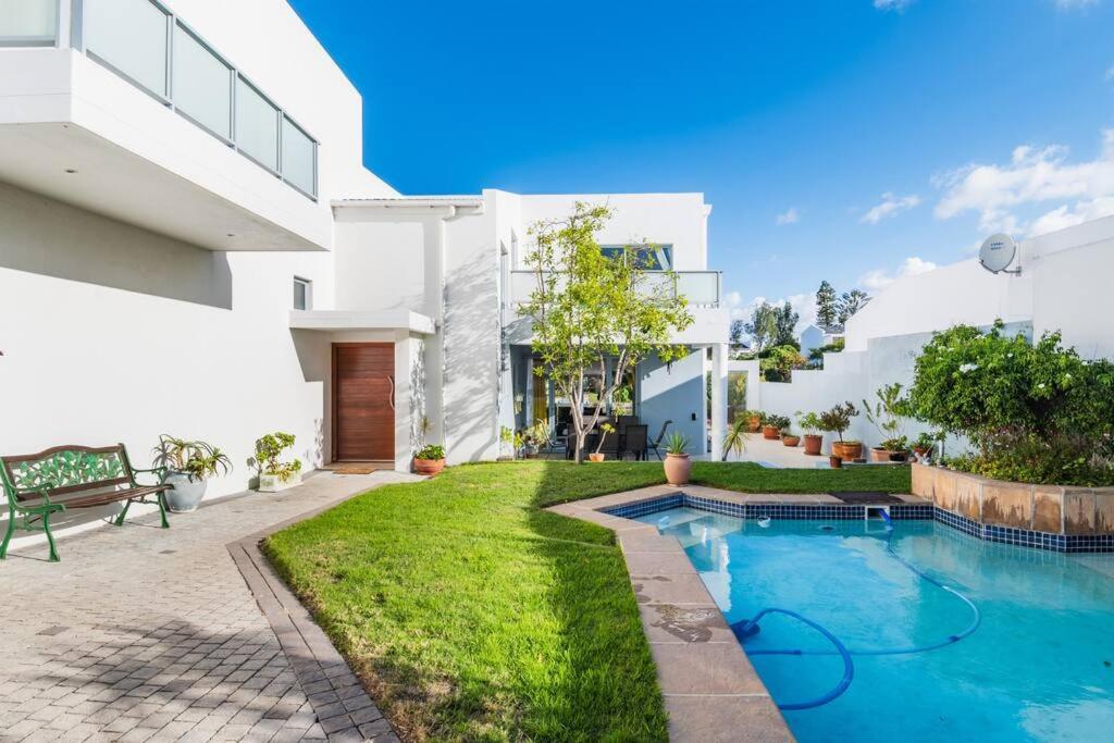 Near Pool Mountain Views On Canal Appartement Kaapstad
