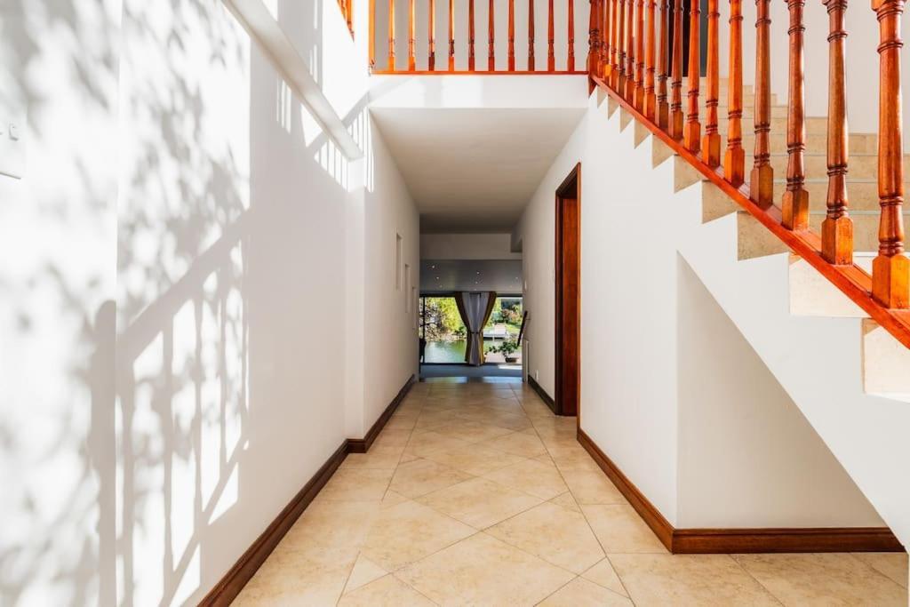 Near Pool Mountain Views On Canal Appartement