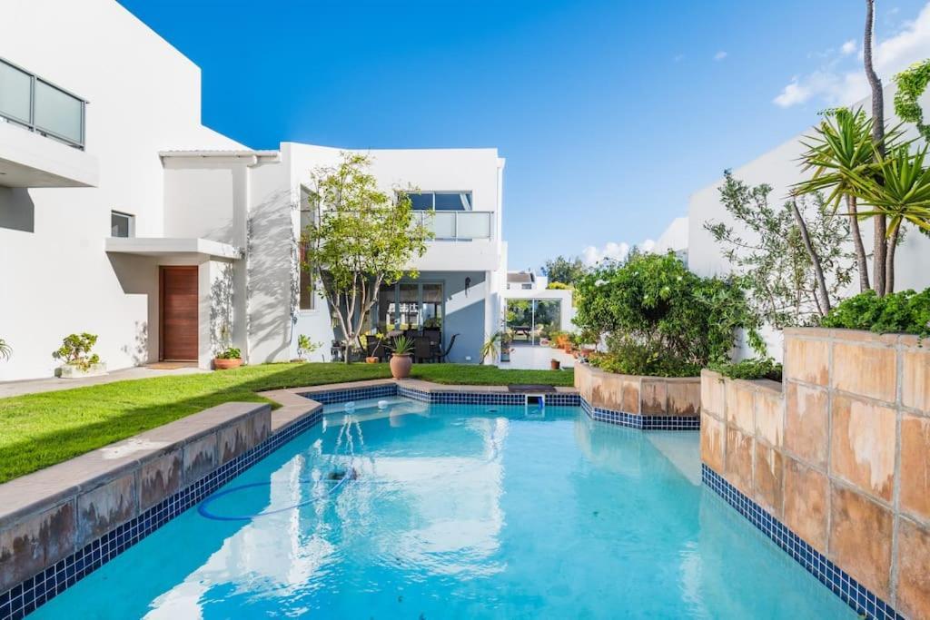 Near Pool Mountain Views On Canal Appartement Kaapstad