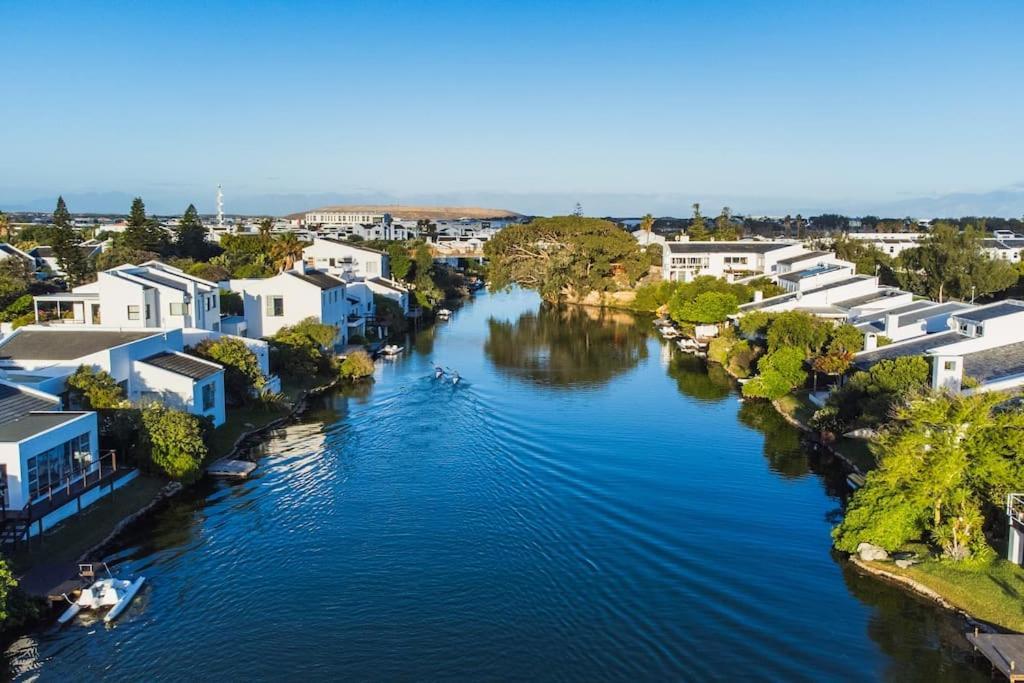 Appartement Near Pool Mountain Views On Canal Kaapstad