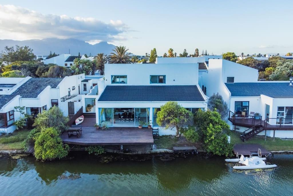 Appartement Near Pool Mountain Views On Canal Kaapstad