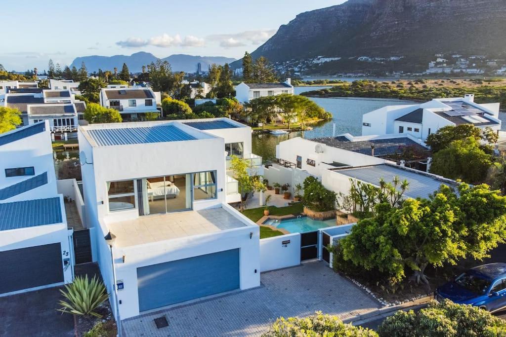 Near Pool Mountain Views On Canal Apartment