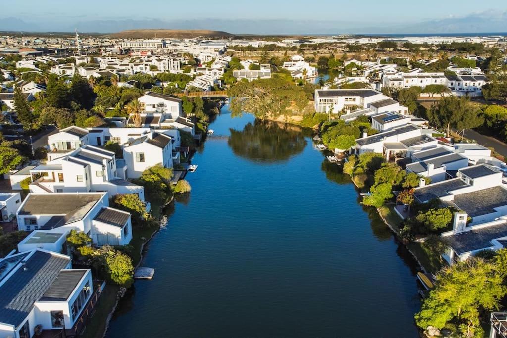 Near Pool Mountain Views On Canal Apartment *