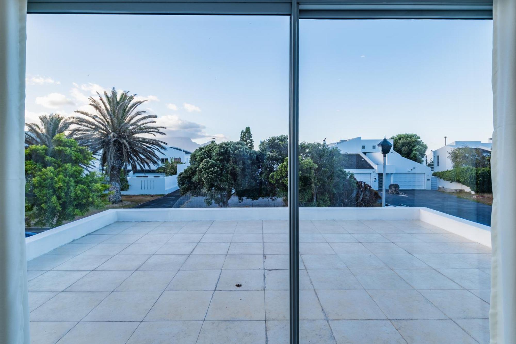 Apartment Near Pool Mountain Views On Canal Cape Town