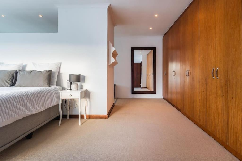Near Pool Mountain Views On Canal Apartment *