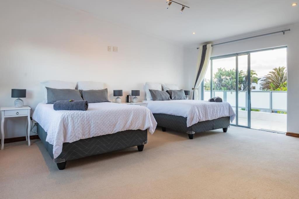 Apartment Near Pool Mountain Views On Canal