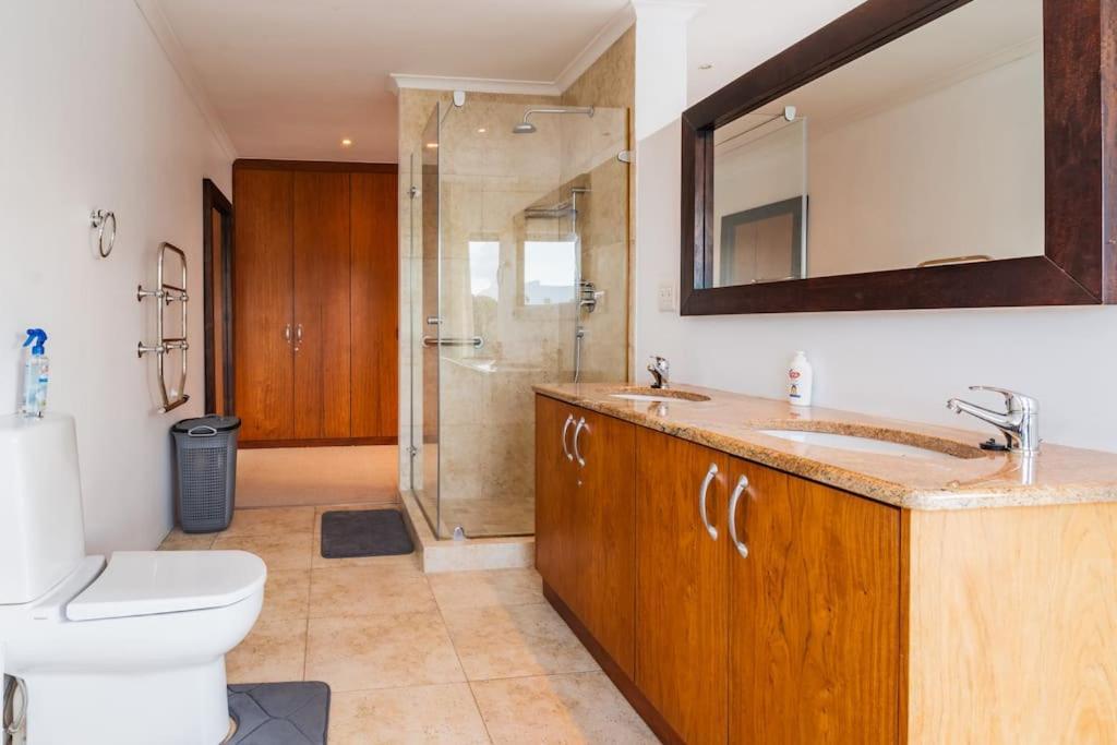 Near Pool Mountain Views On Canal Apartment