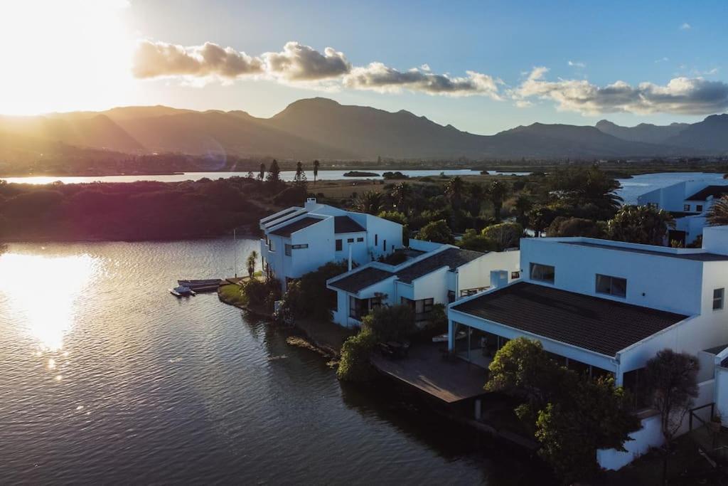 Near Pool Mountain Views On Canal Apartment *