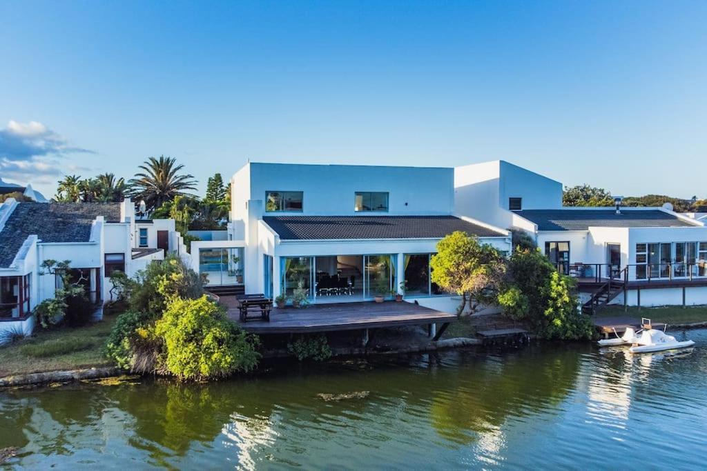 Near Pool Mountain Views On Canal Apartment *